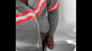 Trabalhador colação a rola pra fora pull off uniforme e começa a bater uma e começa a bater uma